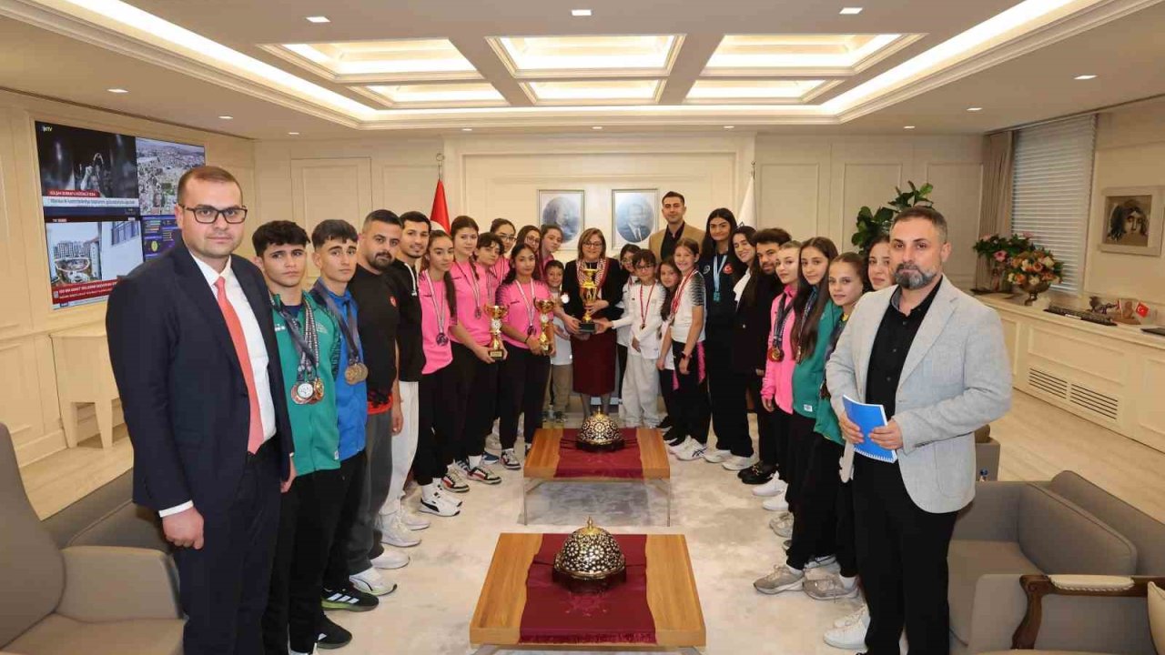 Gaziantep’in şampiyonları, Şahin ile bir araya geldi