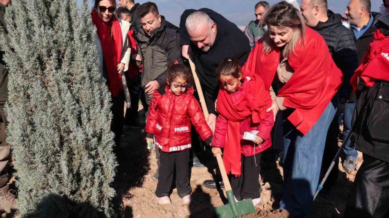 Menemen Belediyesi, ’yeni doğan bebekler’ için binlerce fidan dikti