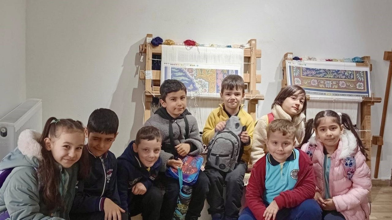 Körfez’de ilkokul öğrencileri Hereke halısının yapım aşamalarını inceledi