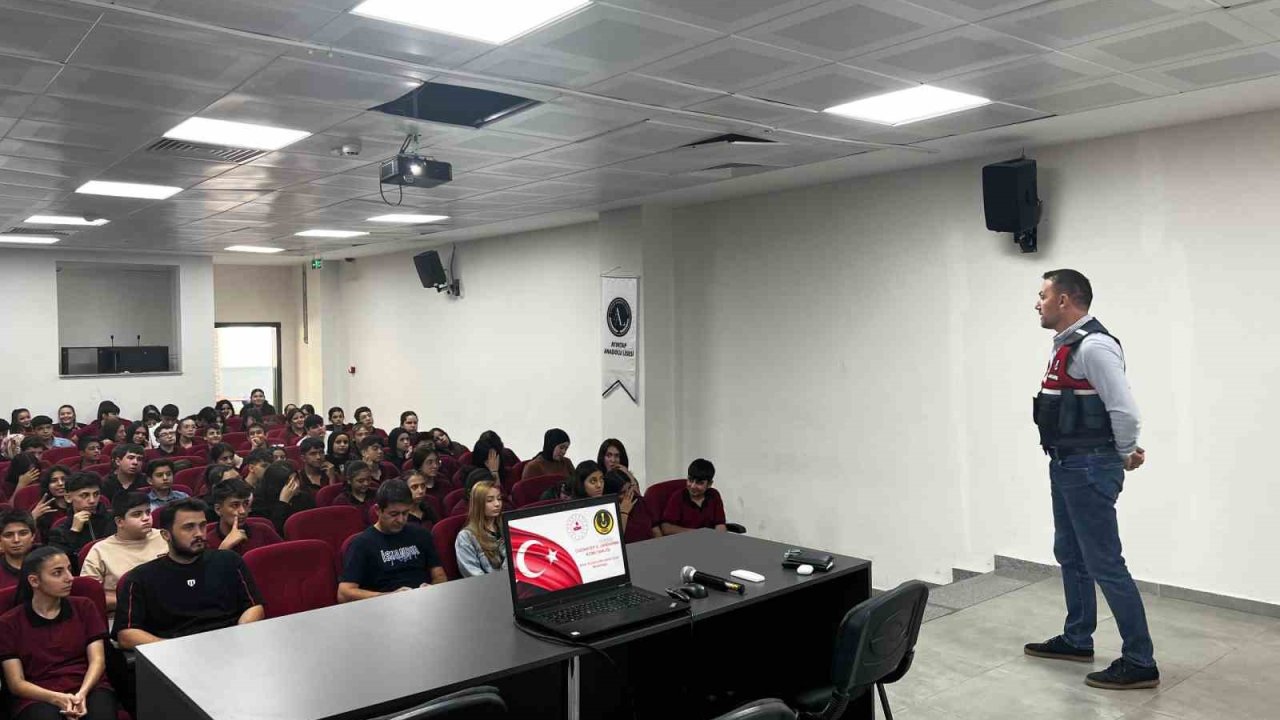 Jandarmadan öğrencilere siber güvenlik eğitimi