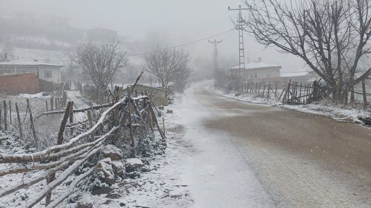 Vezirköprü’de mevsimin ilk kar yağışı