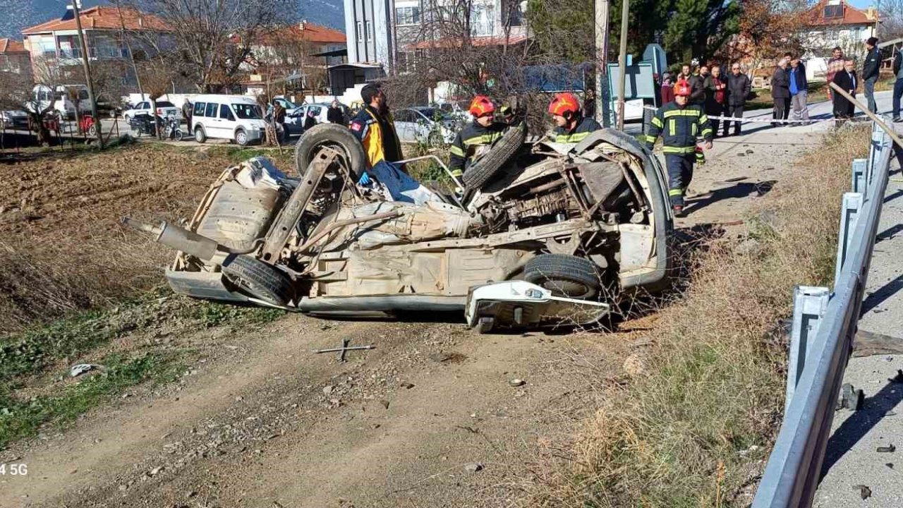 İki aracın çarpıştığı kazada yaşlı sürücü hayatını kaybetti