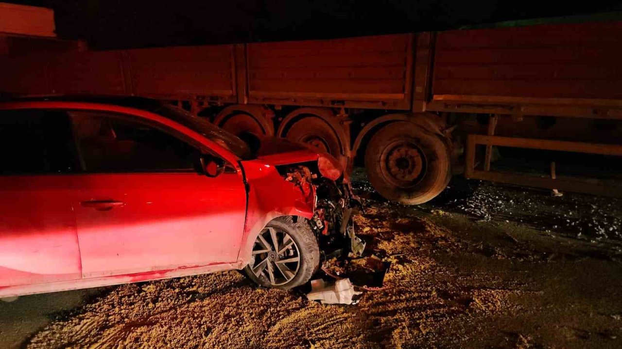Kağıthane’de makas atan sürücü, park halindeki tıra çarptı: 2 yaralı