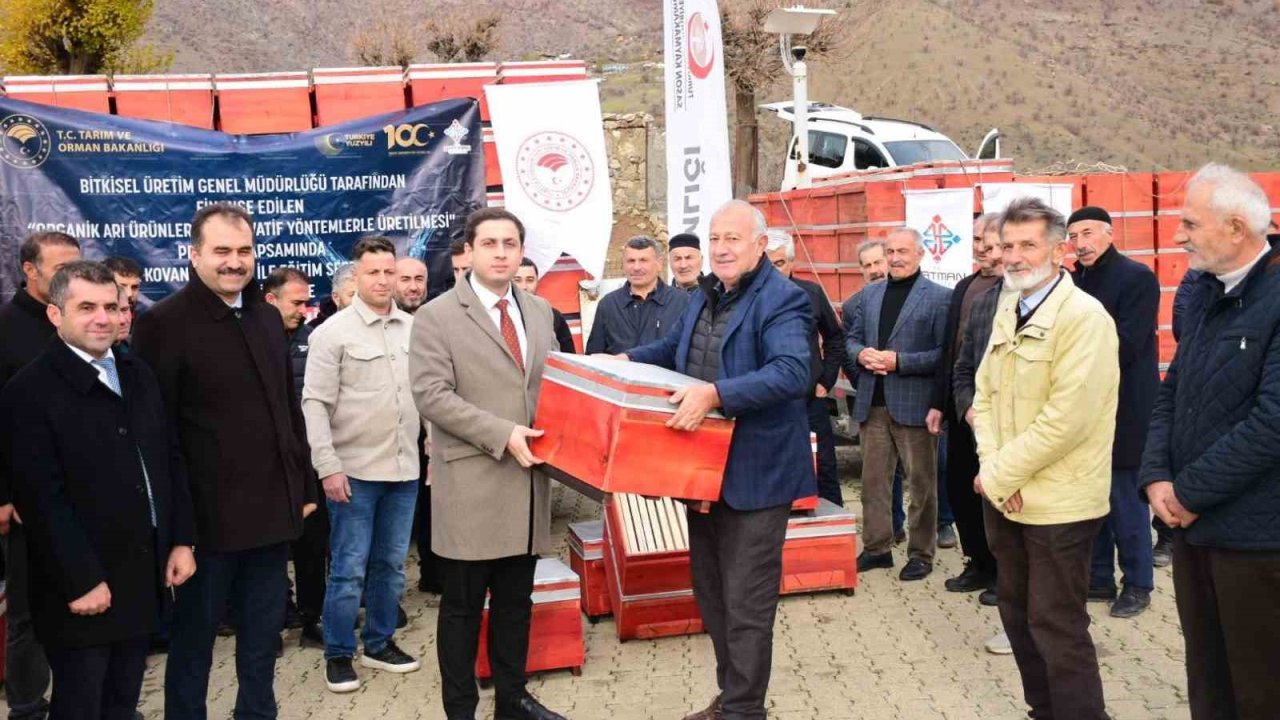 Sason’da arıcılara organik kovan desteği