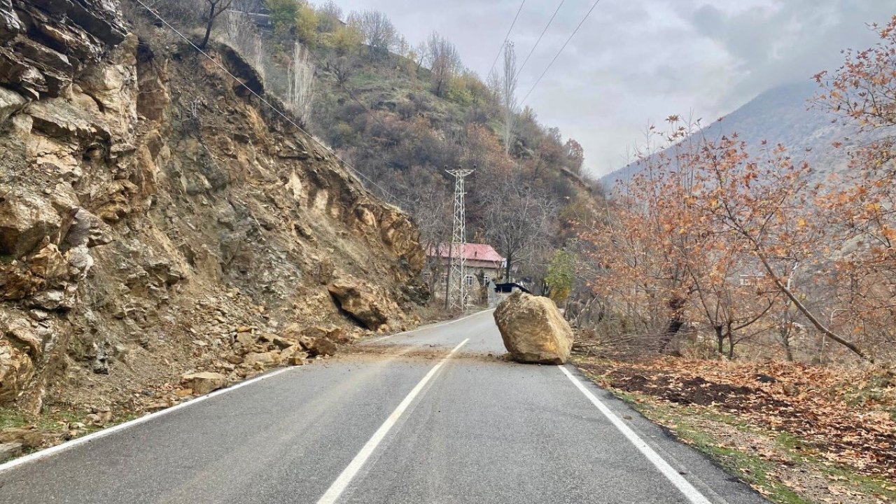 Sason’da köy yollarını kapatan dev kaya parçaları kaldırıldı