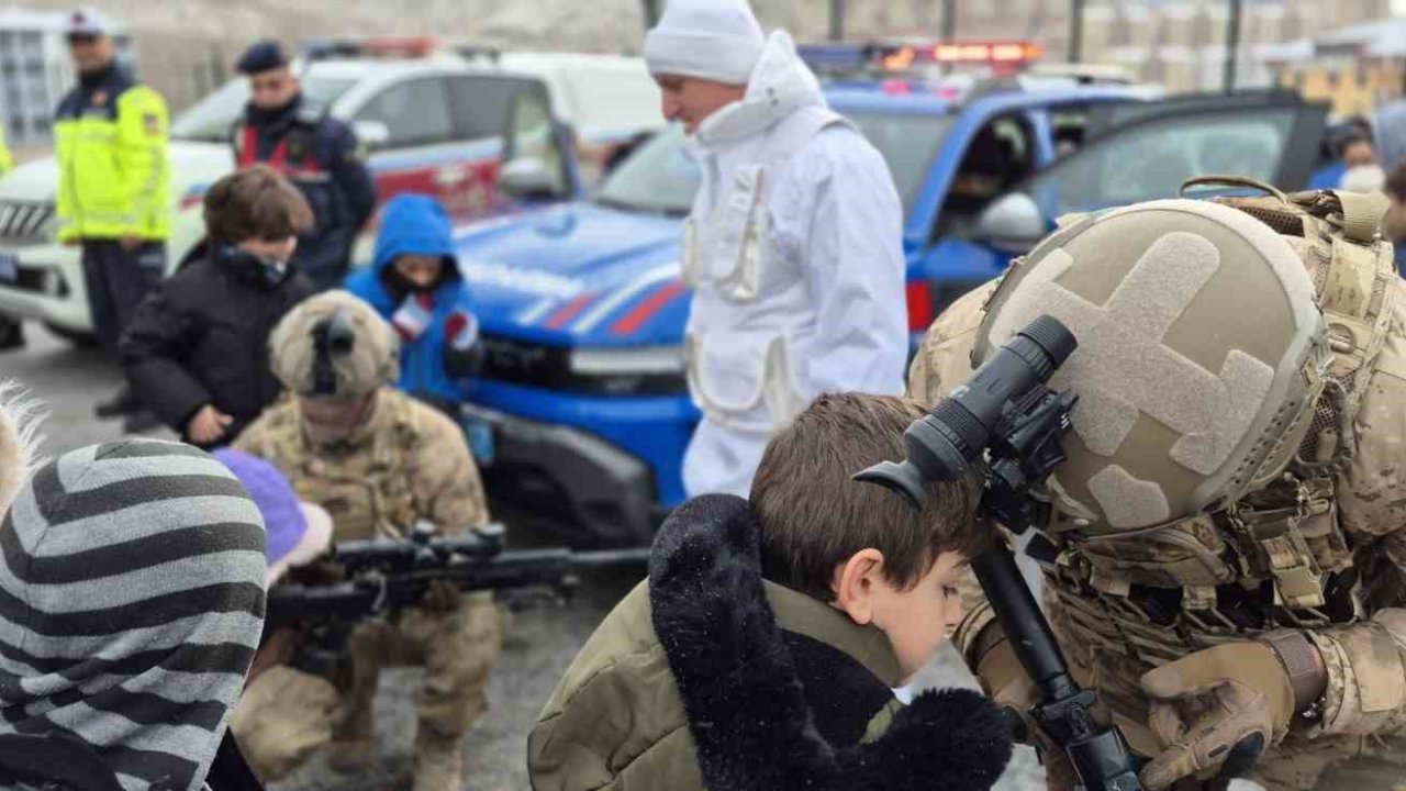 Bayburt’ta jandarmanın kullandığı yerli ekipmanlar ve araçlar öğrencilere tanıtıldı