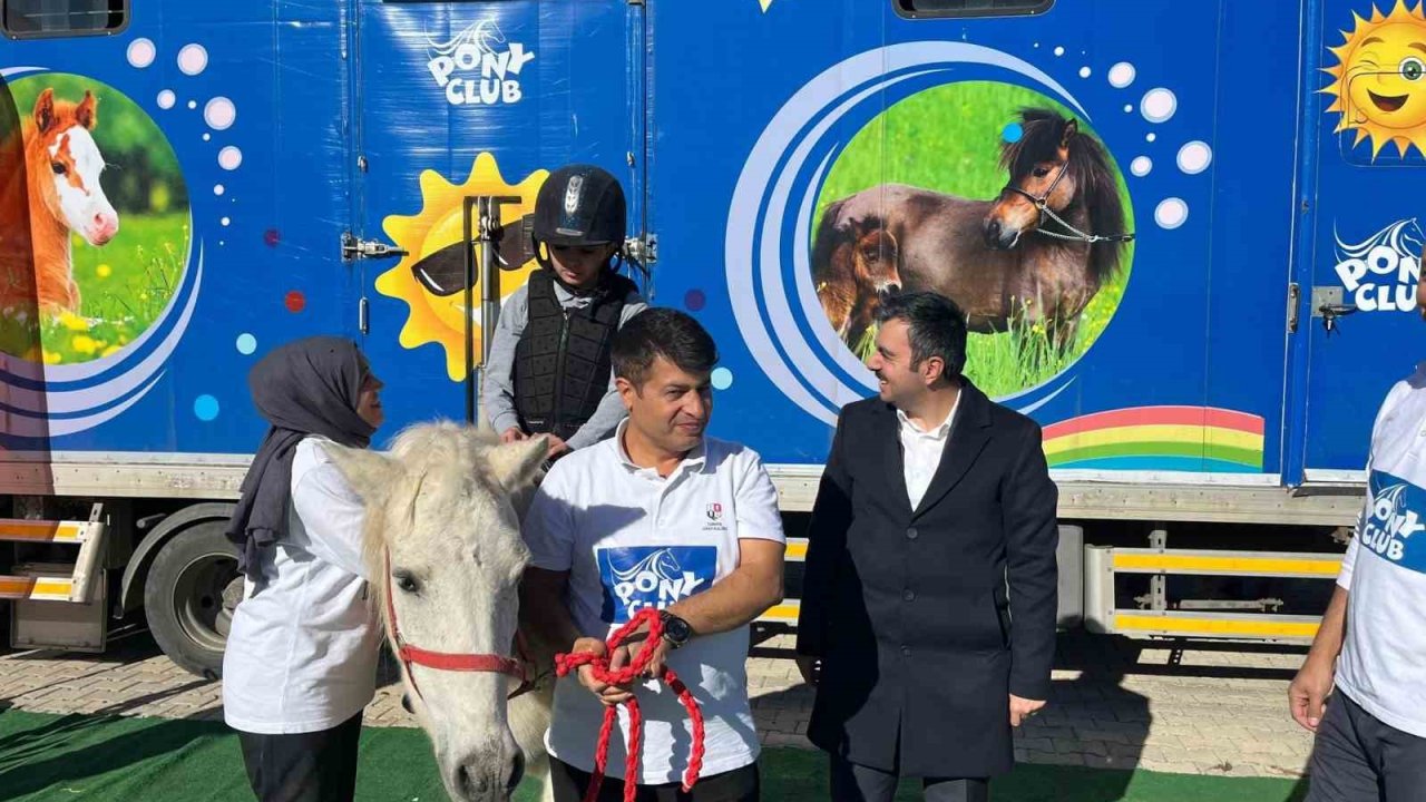 Dicle’de çocuklar pony atlarla buluştu