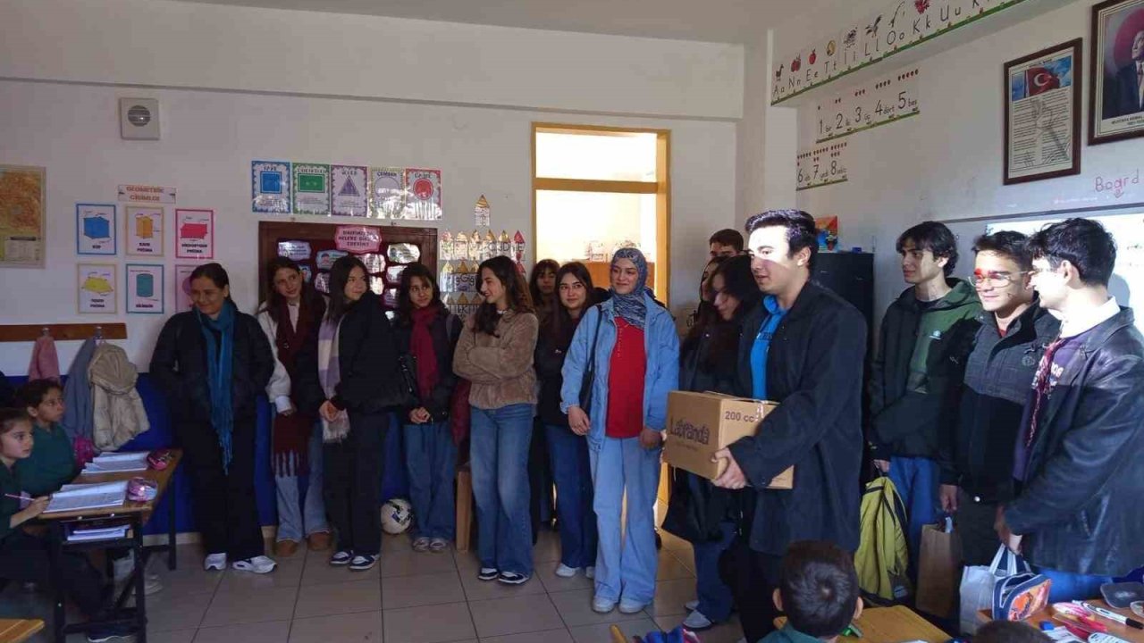 Milas Anadolu Lisesi’nden Fesleğen İlkokulu’na kitap desteği