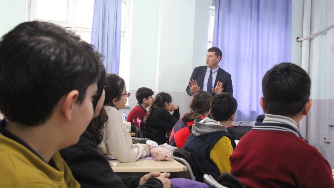 Cizre’de öğrencilere MEBİ’nin eğitimdeki etkisi anlatıldı