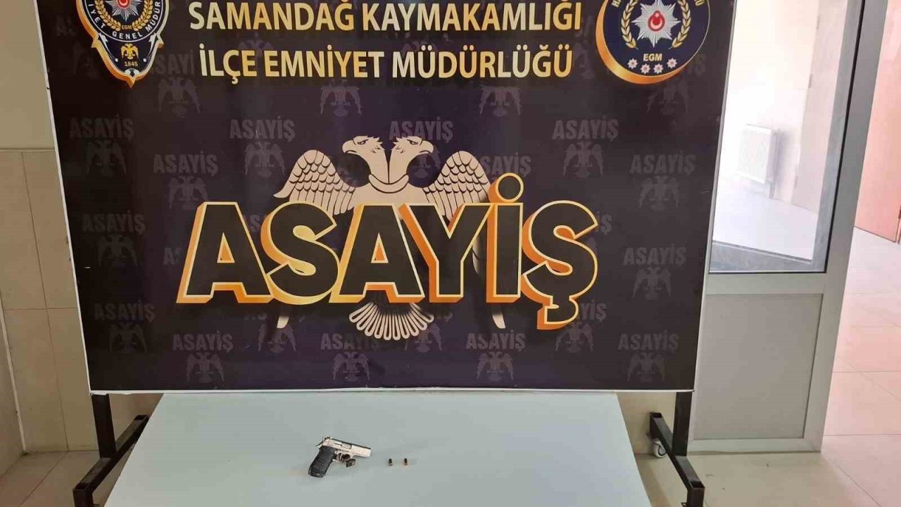 Polis silahla çevreye korku salan şahsı 100 kamerayı inceleyerek yakaladı