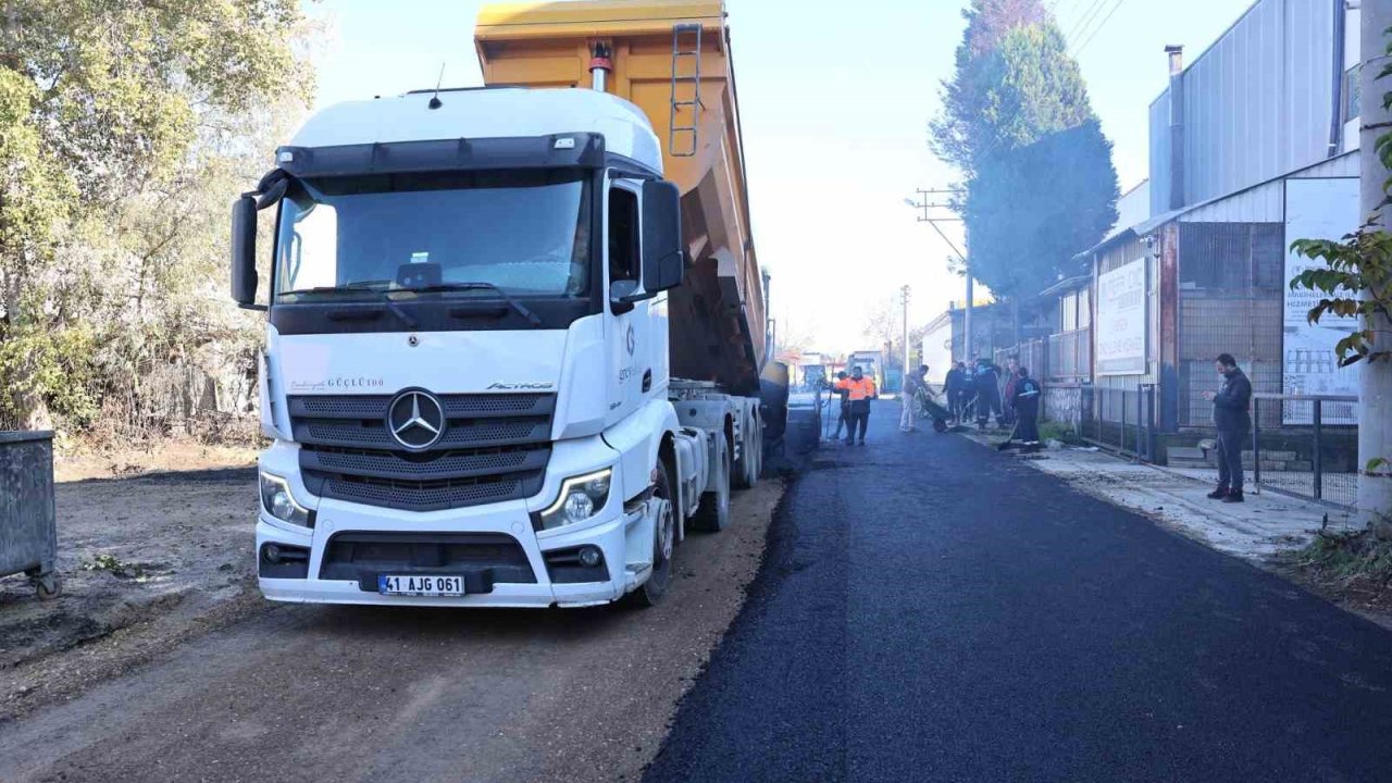 Erenler’de iki mahallede asfalt serim çalışmaları sürüyor