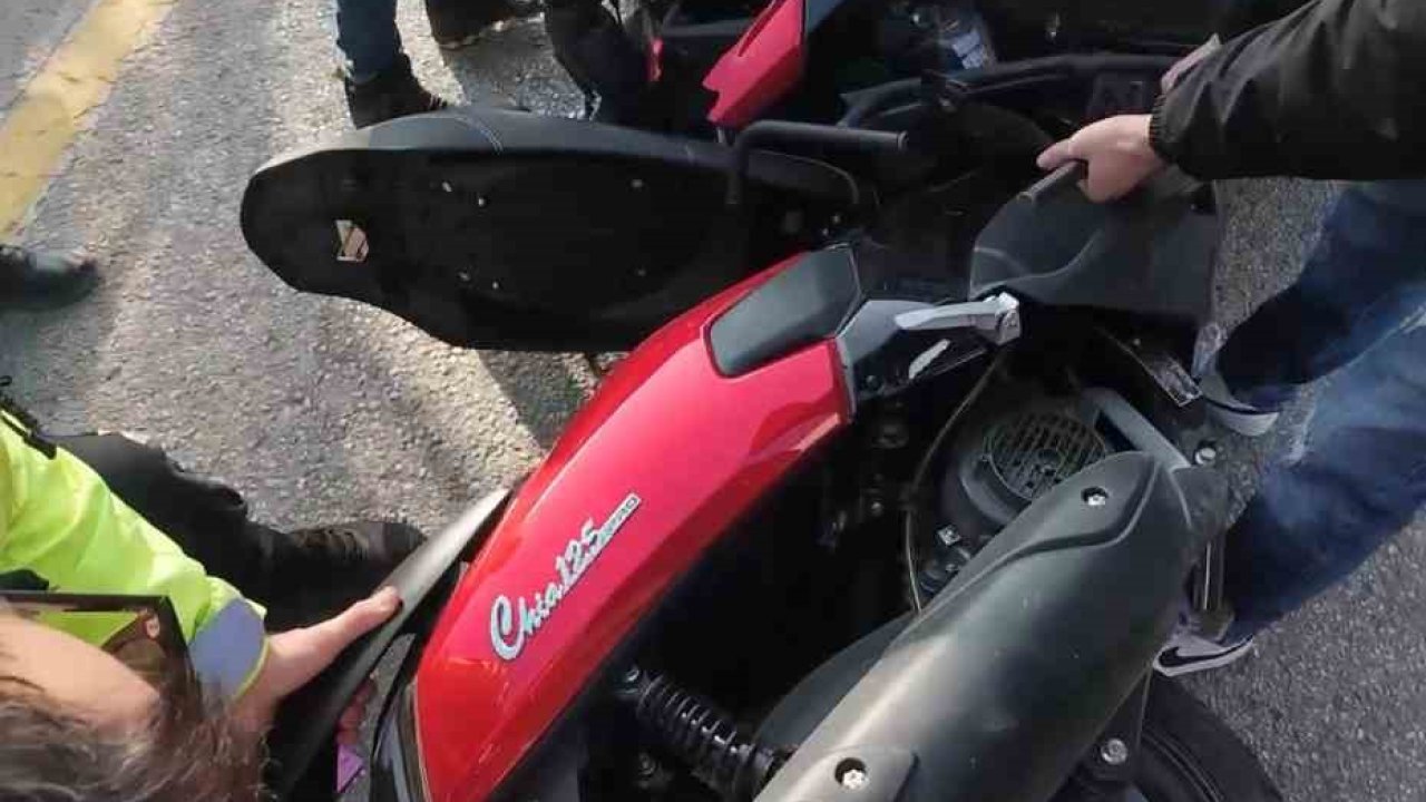 Aracın altında sıkışan motosiklet böyle çıkarıldı