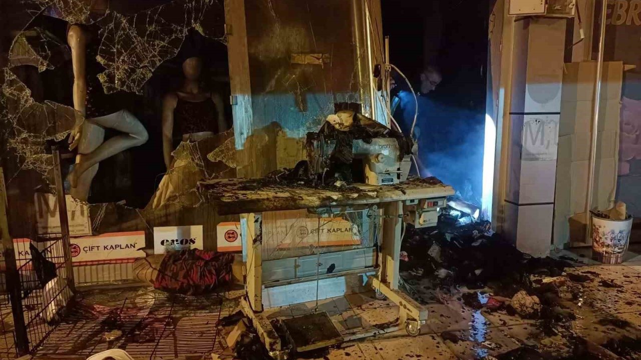 Isparta’da iç giyim mağazasında çıkan yangın itfaiye ekiplerince söndürüldü