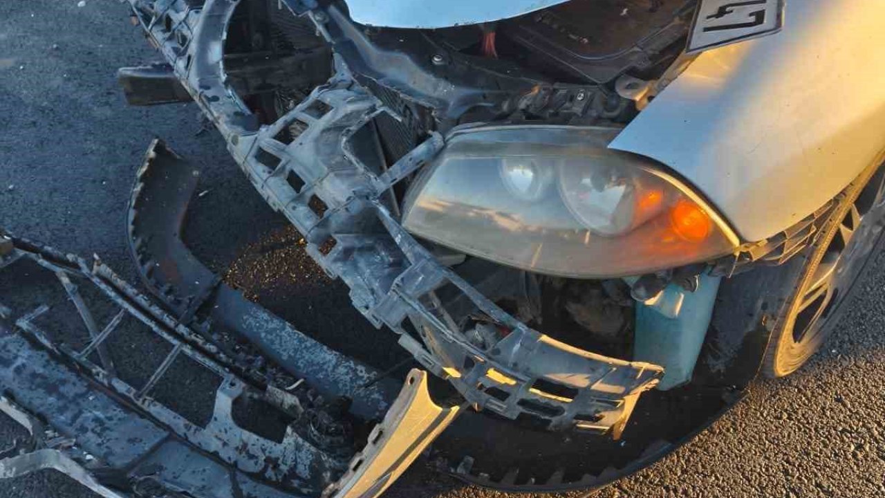 Otomobil ile kamyonet çarpıştı: 5 yaralı