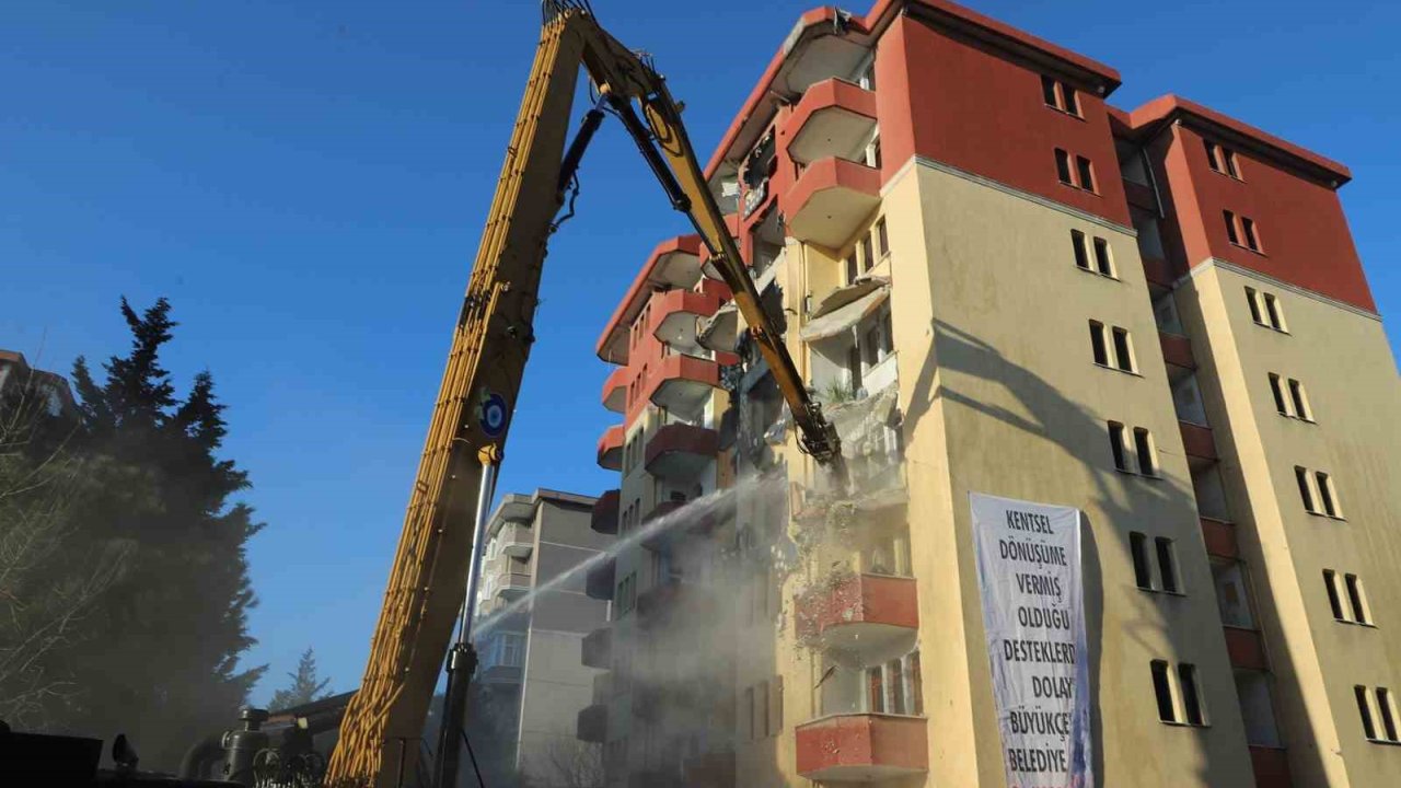 Deprem hazırlıklarının sürdüğü Büyükçekmece’de riskli bir site daha yıkıldı