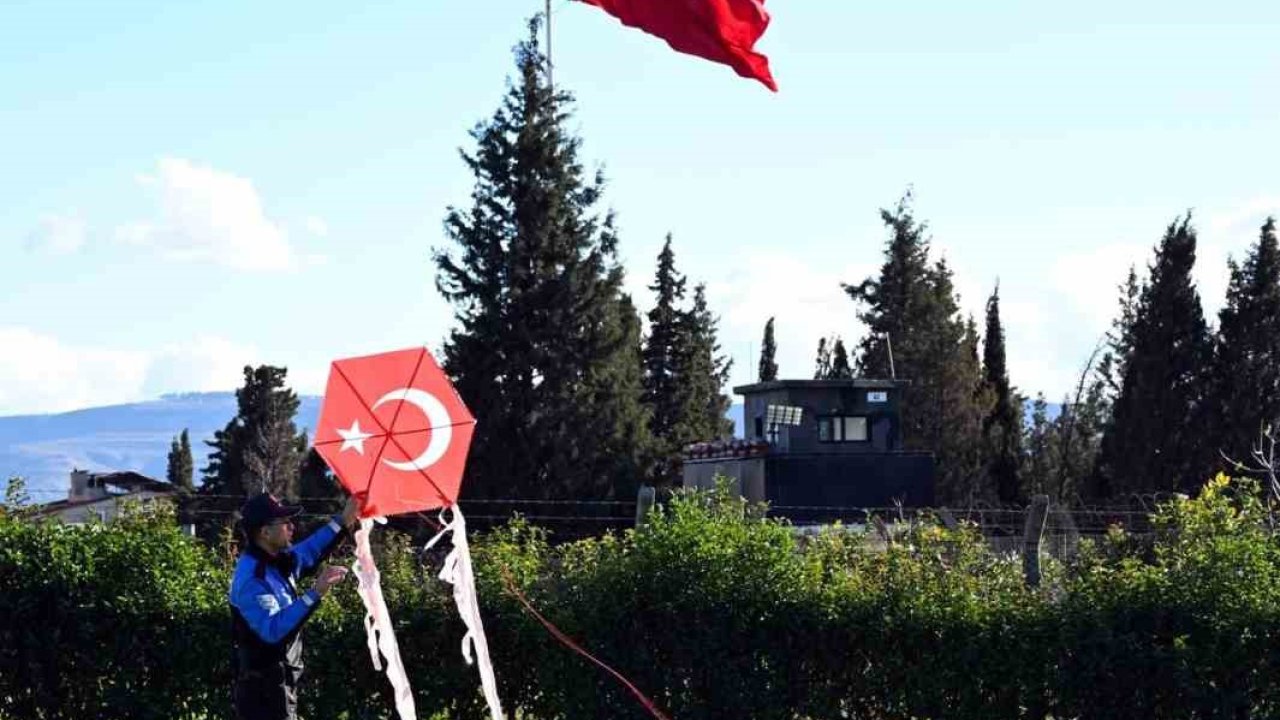 Emniyet ekipleri çocuklarla uçurtma festivalinde buluştu