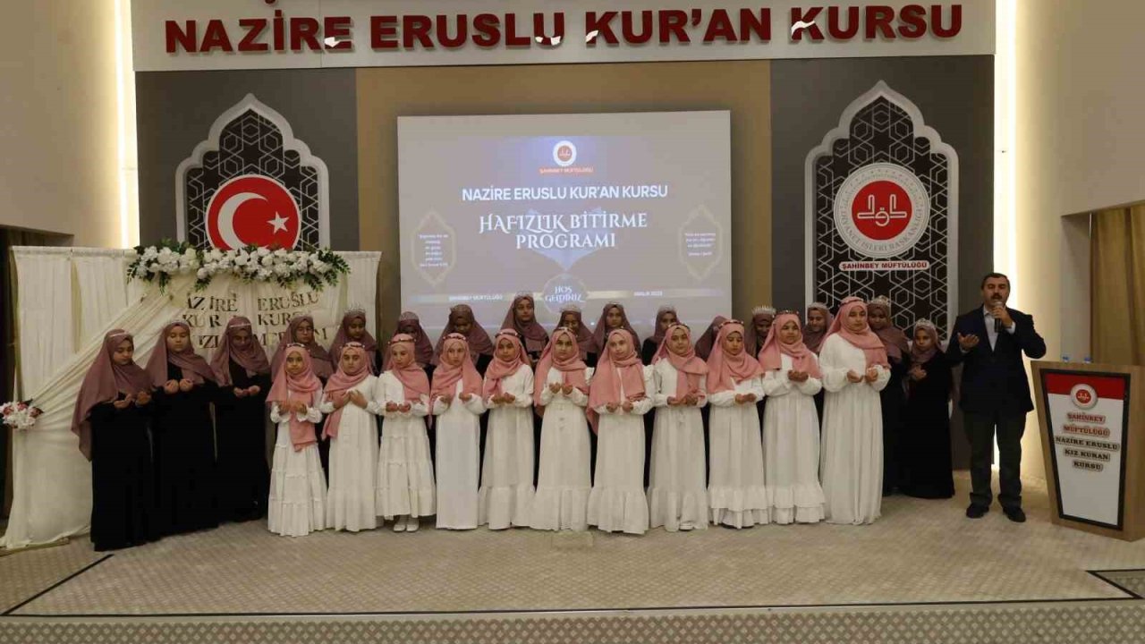 Gaziantep’te 16 öğrenci icazet merasiminde hafızlık belgelerini aldı