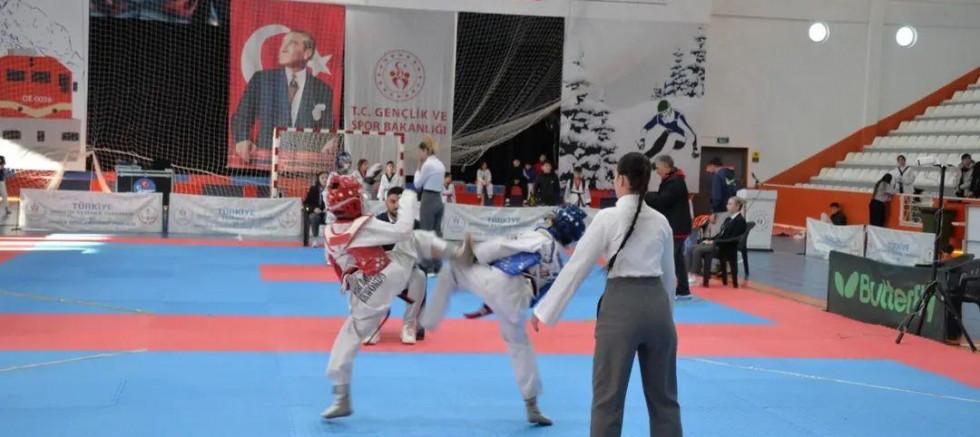 Kars’ta 450 Sporcu Sarıkamış Şehitleri İçin Mindere Çıktı