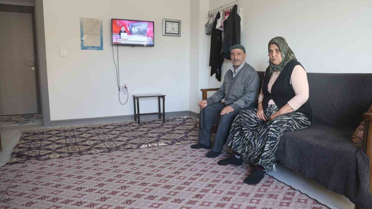 Yuvasına kavuşan depremzede vatandaş, "Bakanımız Murat Kurum gibi şantiye şefine can kurban"