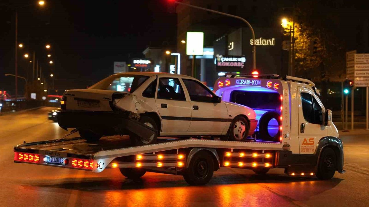 Kontrolden çıkan otomobil zincirleme kazaya neden oldu