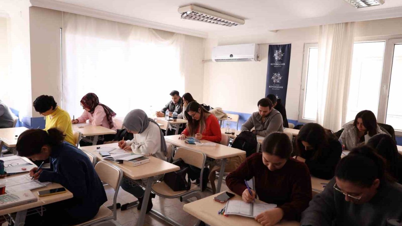 Başkan Çerçioğlu, memur adaylarının yanında