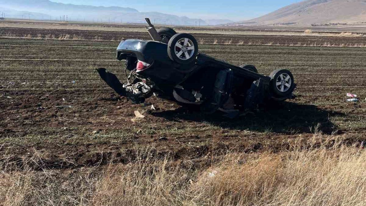 Şarampole devrilen otomobilde 2 kişi yaralandı