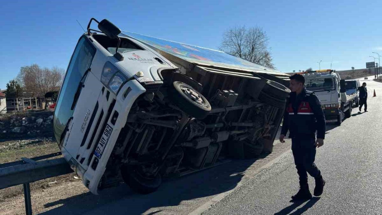 Yan yatan kamyonette 2 kişi yaralandı