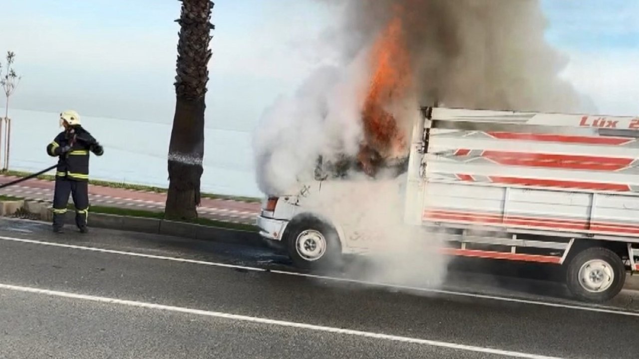Ordu’da seyir halindeki kamyonet yandı