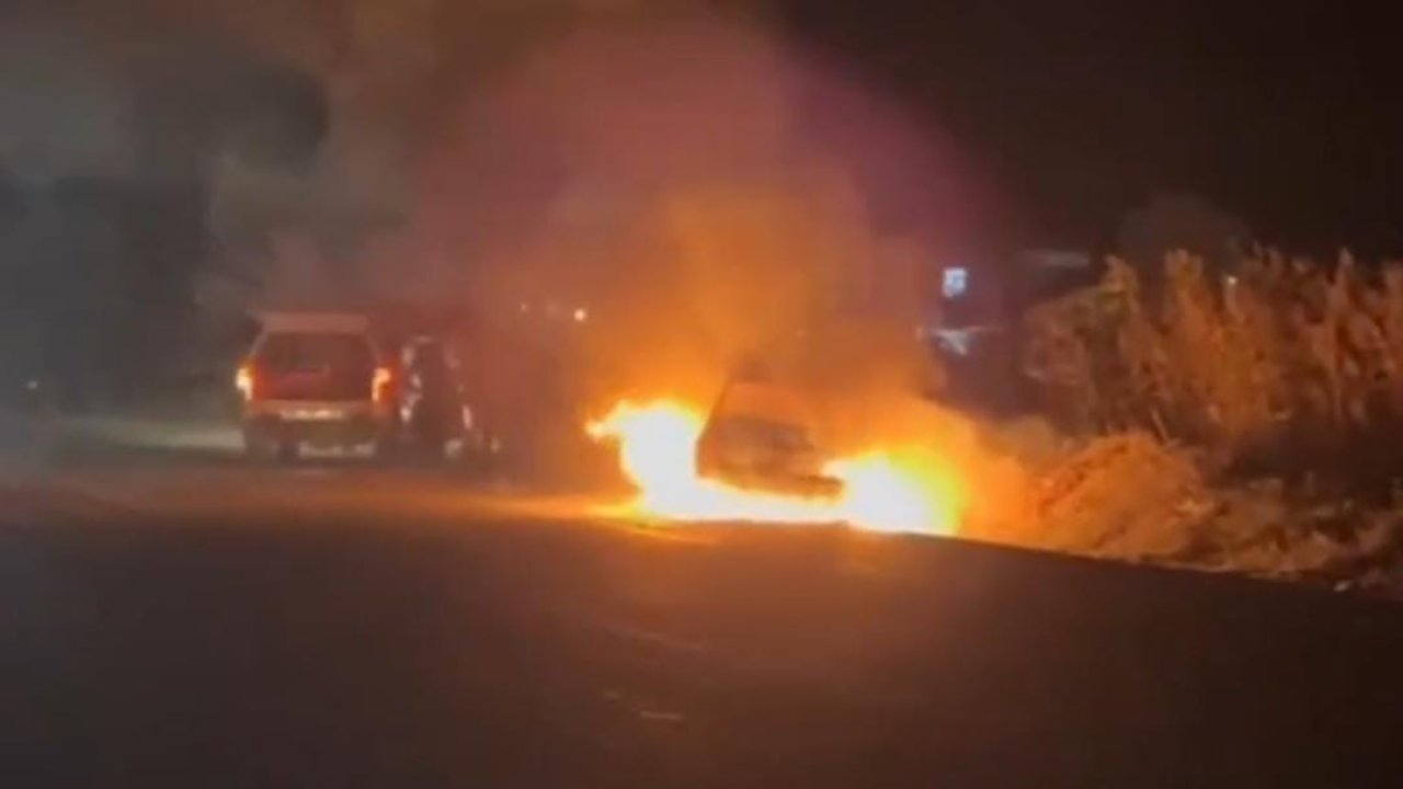 Şanlıurfa’da bir kişi otomobilini ateşe verdi