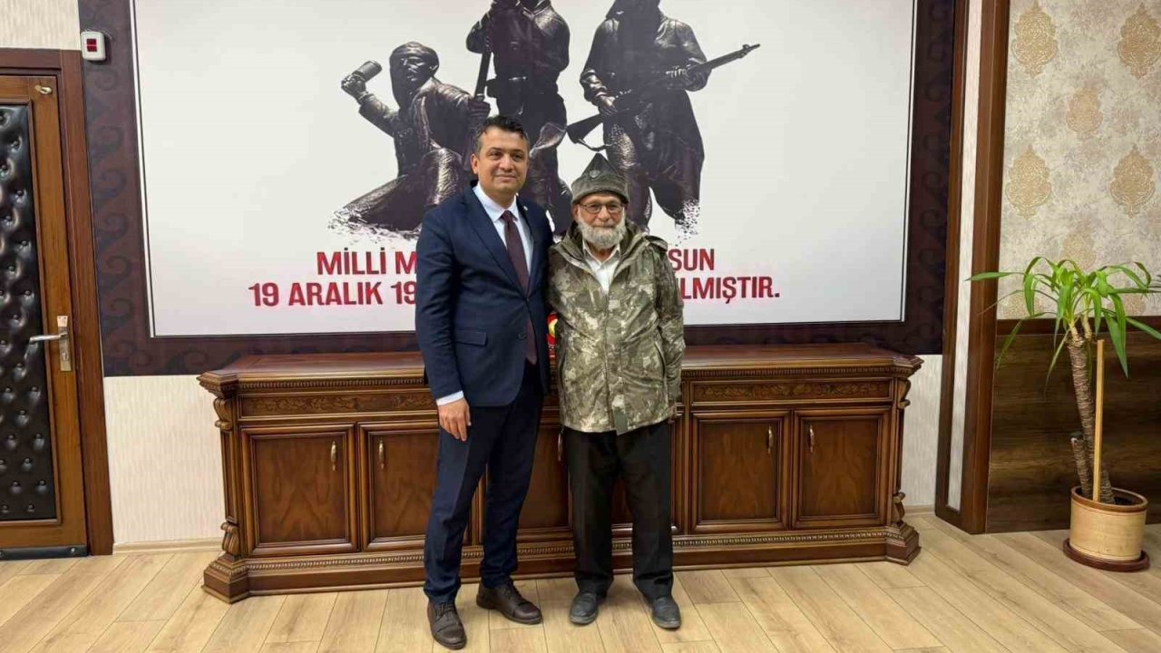 Mandalinaları Mehmetçiğe ulaştıran elmacı dede, Dörtyol’a selamla döndü