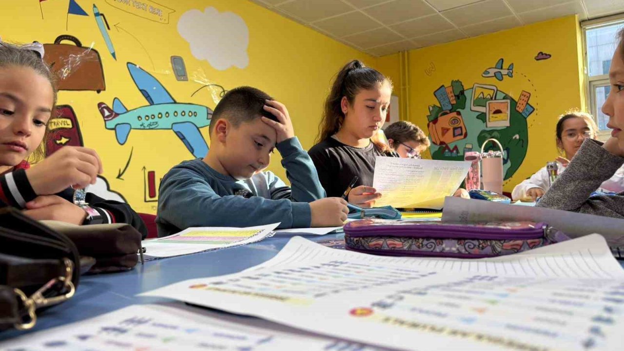 Menteşe’de çocuklar İngilizceyi eğlenerek öğreniyor