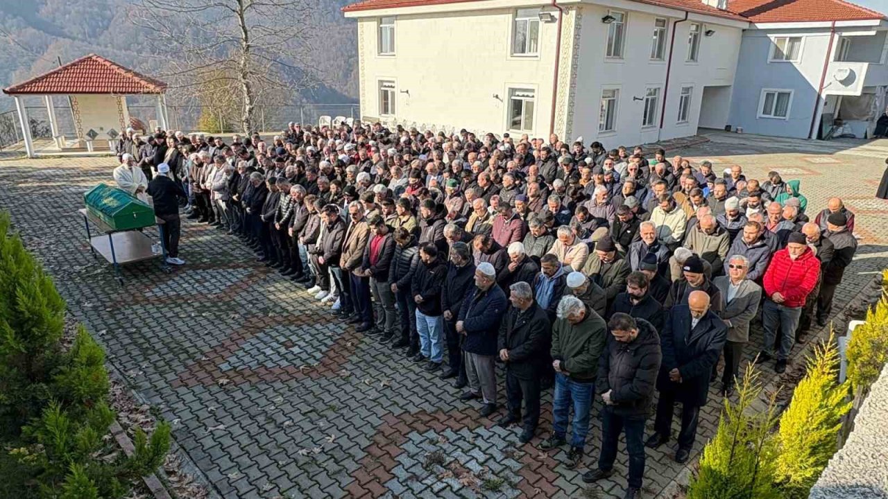 Otomobilin çarpması neticesinde hayatını kaybeden şahıs defnedildi