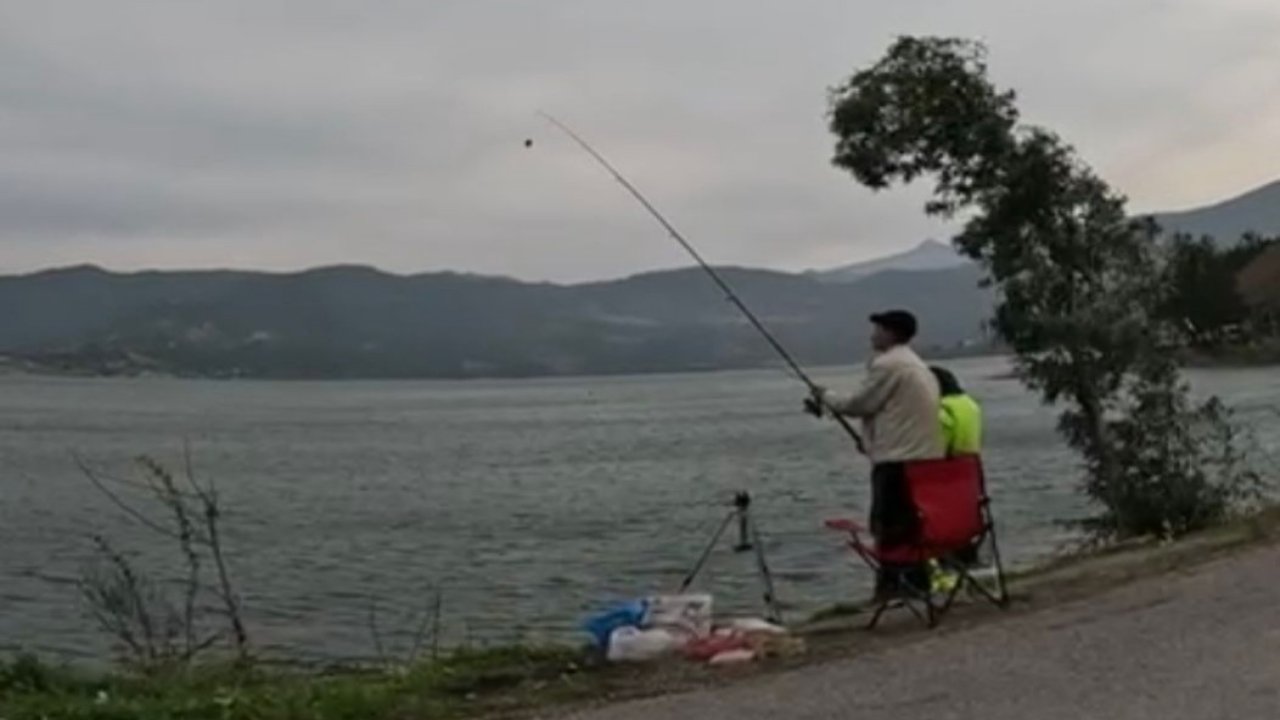 Derbent Barajı’nda 300 amatör balıkçı gökkuşağı alabalığı için yarıştı