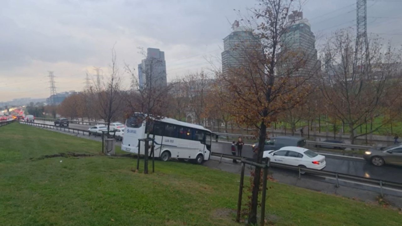 Servis minibüsü yoldan çıktı, bariyerleri aşıp yeşillik alana uçtu