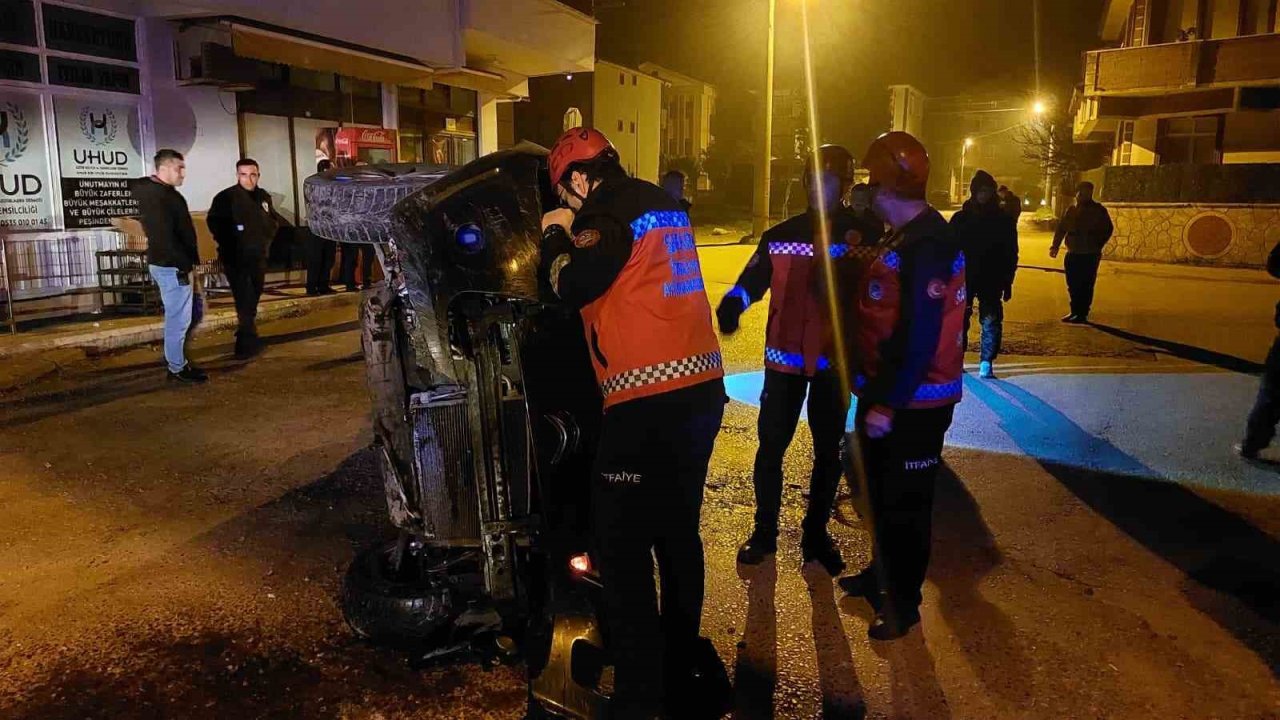 Gazı takılı kalan otomobil beton çite çarparak yan yattı