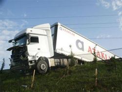 TIR dehşet saçtı; 2 ölü, 10 yaralı