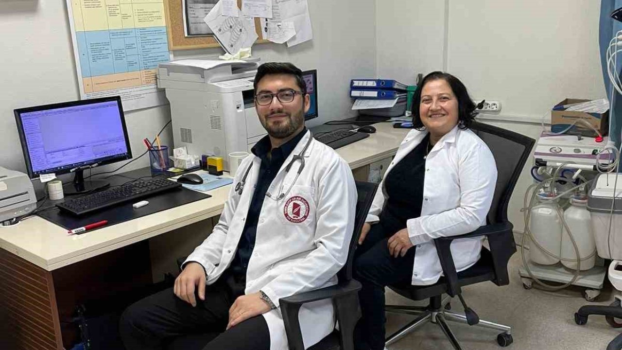 Ebe anne doktor oğluyla birlikte şifa dağıtıyor