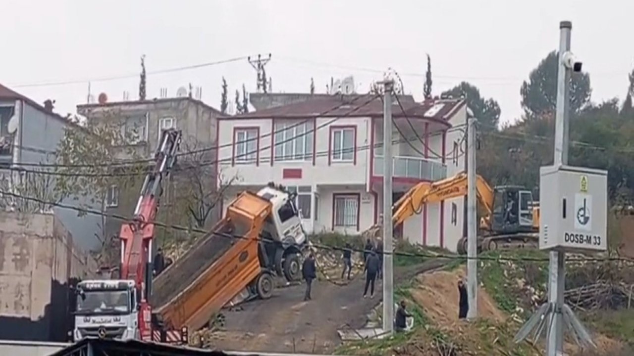 Yük boşaltan kamyon askıda kaldı