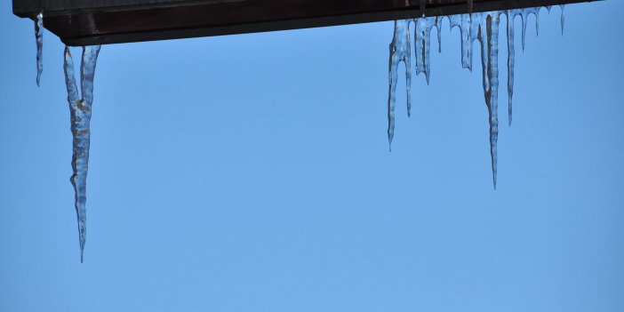 Kars'ta soğuk hava nedeniyle buz sarkıtları oluştu