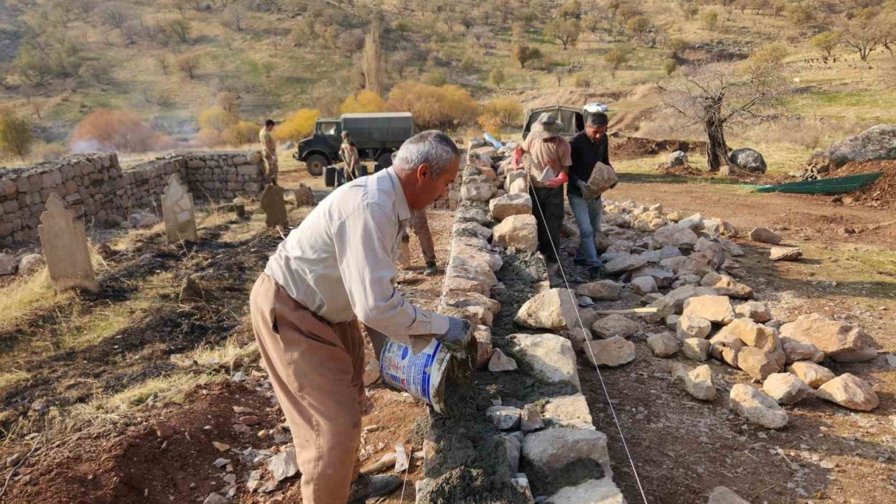Derecik’te vefa örneği: Şehit mezarlıkları yeniden yapıldı