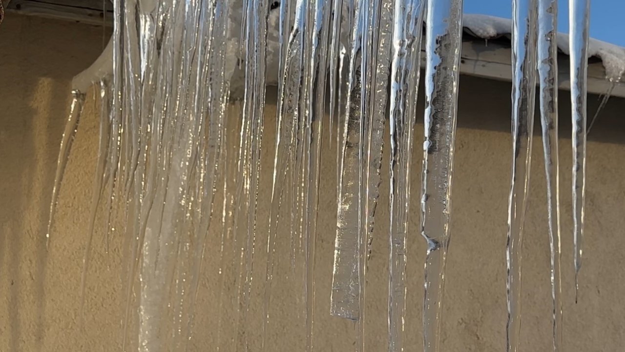 Yüksekova’da dondurucu soğuklar: Buz sarkıtları 3 metreyi aştı