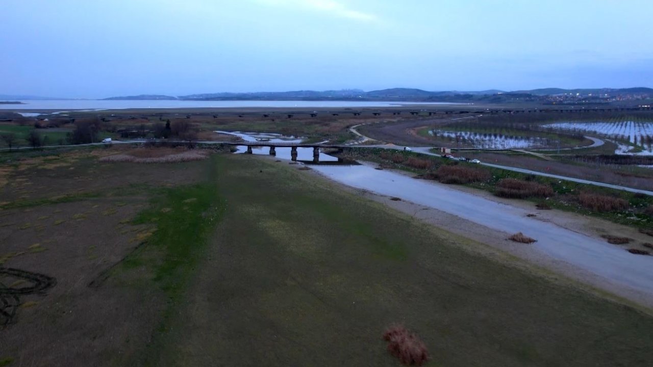 Büyükçekmece gölünde su azalıyor