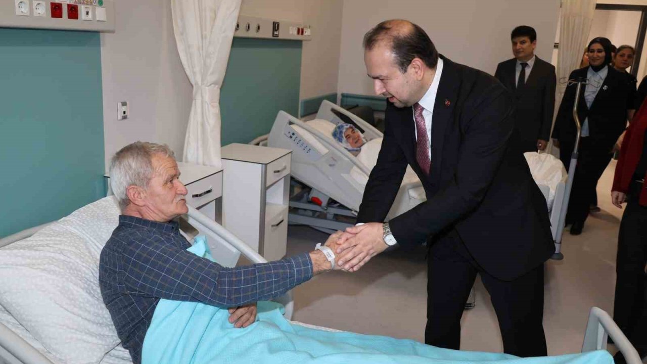 Aydın İl Sağlık Müdürü Şenkul, hastanenin ilk yatan hastaları ile bir araya geldi