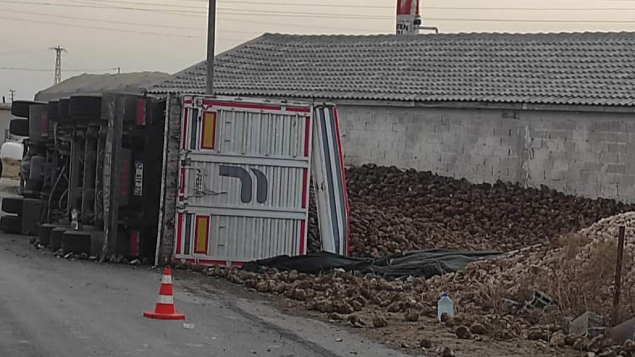 Karapınar’da pancar yüklü tır devrildi: 1 yaralı