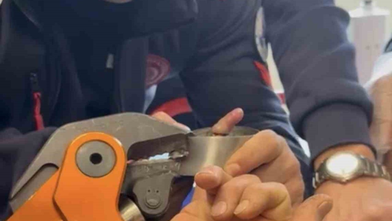 Parmağı çelik küllüğe sıkışan bebeğin imdadına itfaiye yetişti