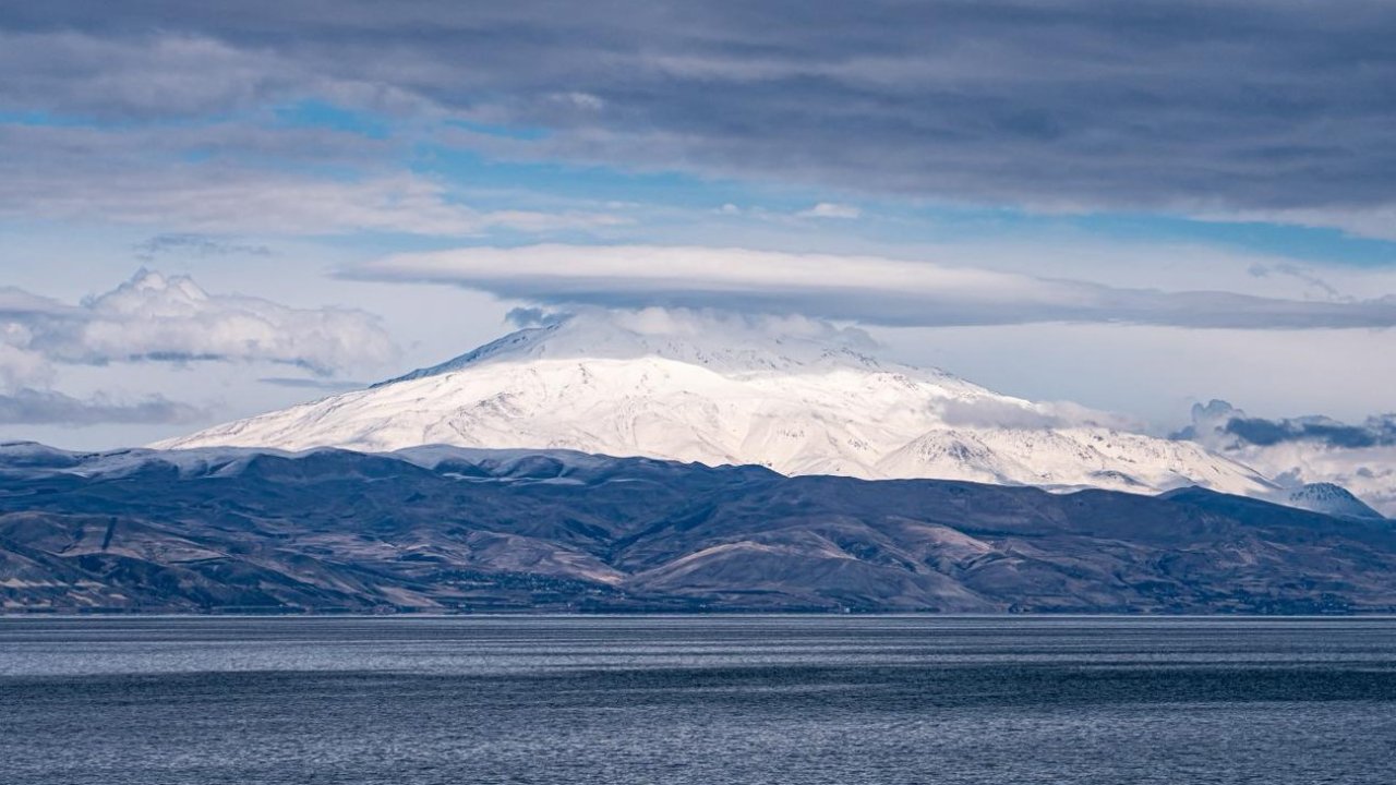 Süphan Dağı’nın zirvesinde mercek bulutu oluştu