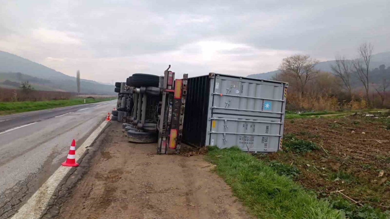 Bilecik’te devrilen tırın sürücüsü yaralandı