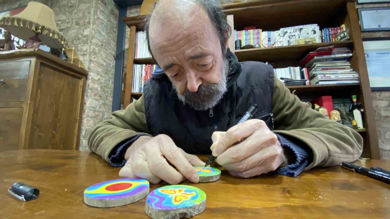 Onun karikatür çizim sevgisi bitmedi