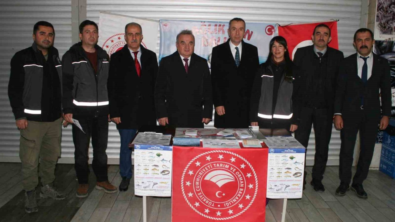 Vatandaşları bilgilendirmek için pazarda "Sağlık için Balık" konulu stant kuruldu