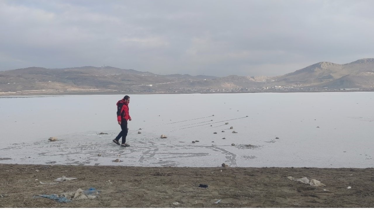 Van’da Sibirya soğukları: Sıhke Göleti’nin yüzeyi buz tuttu